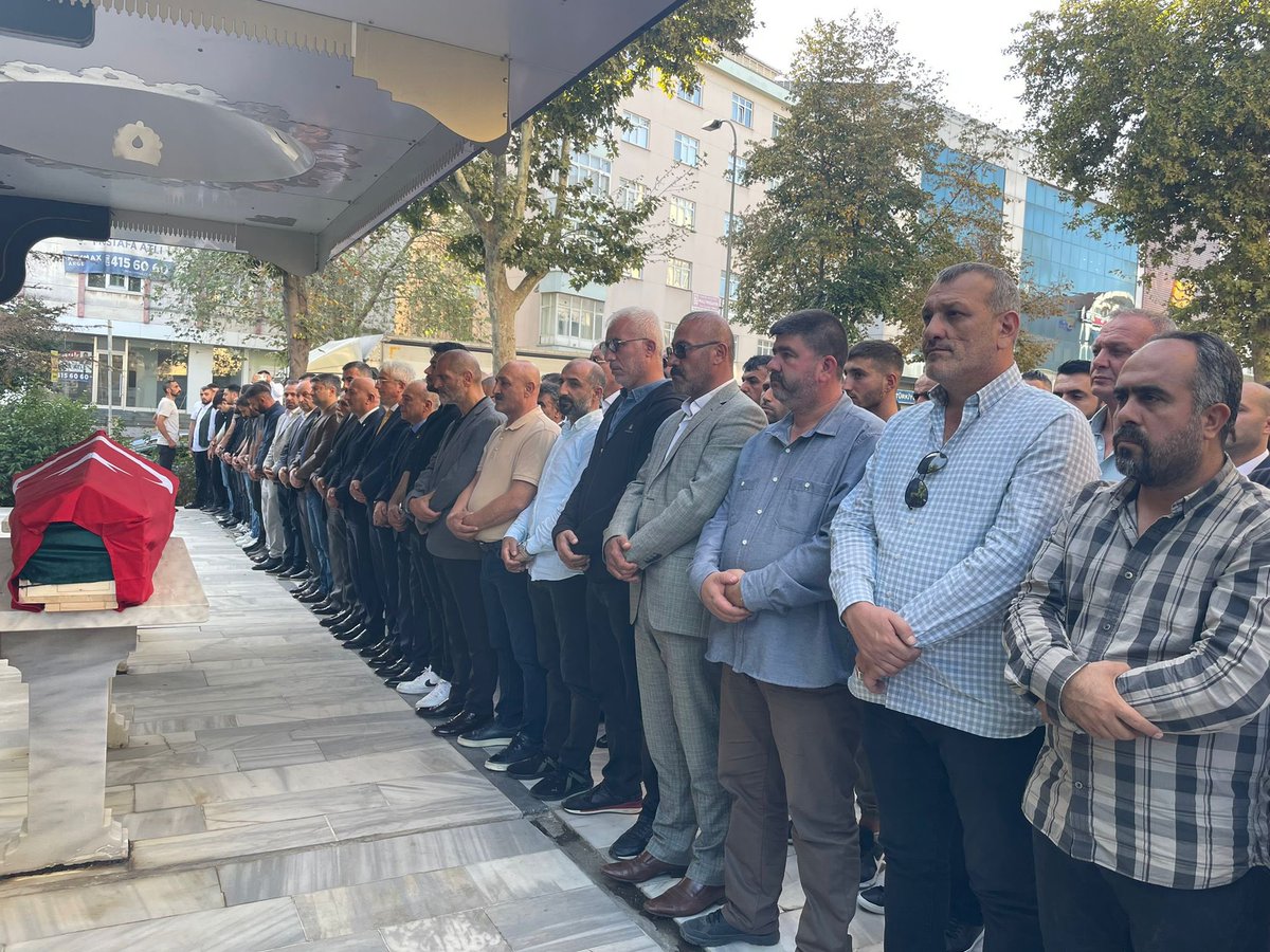 _MHPistanbul_'s tweet photo. İl Başkanımız Sn. @birolgurmhp, MYK Üyelerimiz Sn. @UnluturkNevzat ve Sn. @afsinbirben ile İlçe Başkanlarımız Kartal İlçe Başkan Yardımcısı Erkan Hançer’in cenazesine katıldılar.

Merhuma Allah’tan rahmet, ailesine ve teşkilatımıza başsağlığı ve sabırlar dileriz. https://t.co/czQqd32OKn