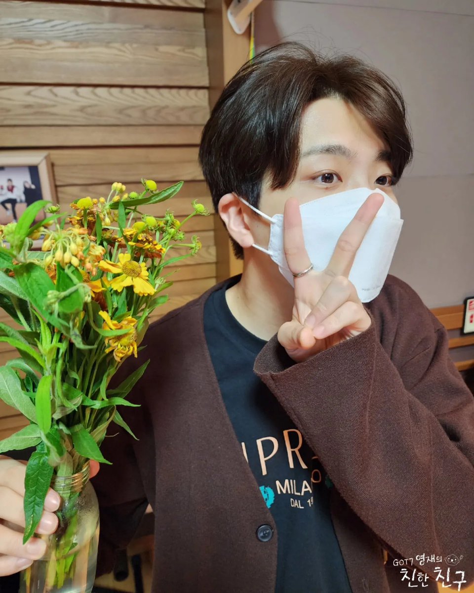 mbcbf_ever's tweet photo. 🦦친친🦦

꽃을 든 수달 아니 수달디 아니 달디🦦🌼

#MBC #라디오 #GOT7영재의친한친구 #친한친구 #친친 #갓세븐 #영재 https://t.co/8LqPE0TlxL