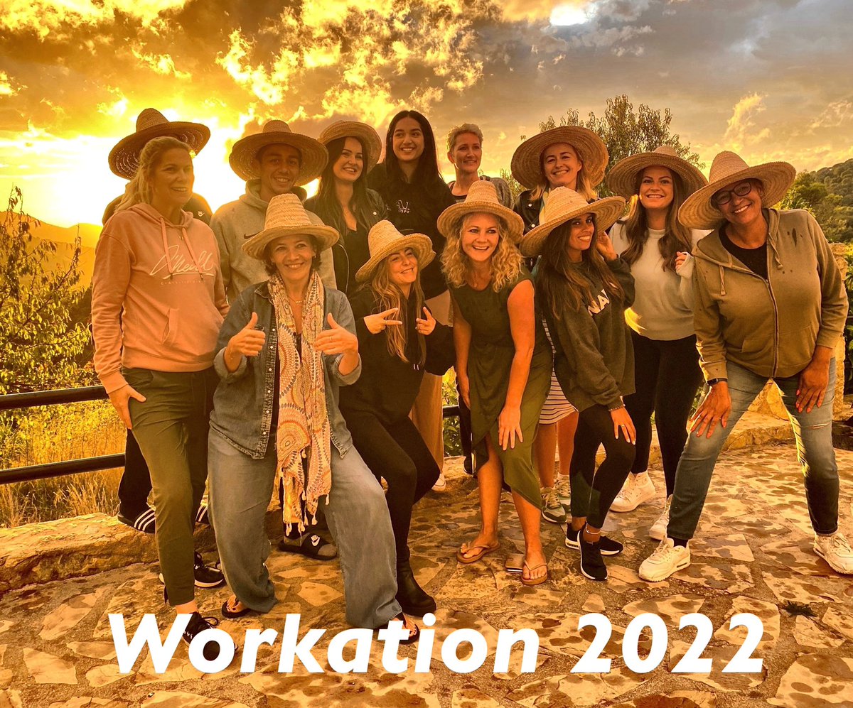 PITtrainingen's tweet photo. #workationBarcelona 5 dagen met een team op pad en met elkaar werken aan #teamdoelstellingen #plan2023 #zelfreflectie #feedback #feedforward én dat alles onder de Spaanse zon, @LaFincaBarcelona met fantastische zonsondergang iedere avond weer! #workhardplayharder https://t.co/45iDzw2fES