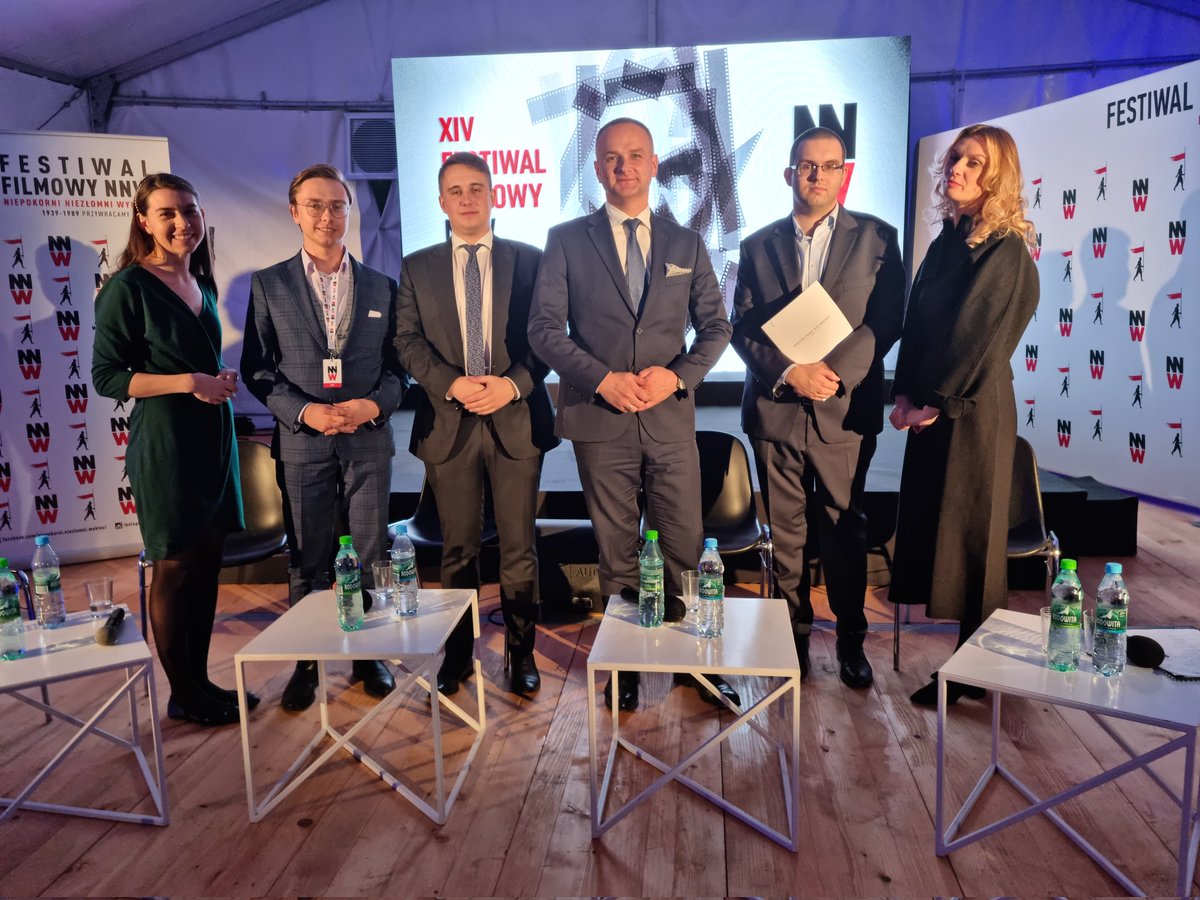 RafalZgorzelski's tweet photo. ‼️ Po debacie „Młodzi i przyszłość społeczeństwa obywatelskiego” podczas odbywającego się w Gdyni „XIV. Festiwalu Filmowego Niepokorni. Niezłomni. Wyklęci” 🎥. Świetnie, że młodzi ludzie dostrzegają działania @PKP_SA 🚅 #GrupaPKP 🇵🇱 adresowane do młodego pokolenia 💪🤝. https://t.co/bUSpJPENla
