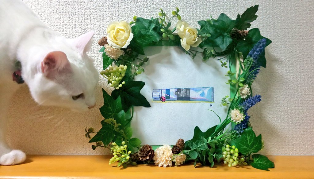 underside_spel's tweet photo. 先日お迎えしたノザキさん( @no818 )のドローイング作品、やっとこ額を作ったので玄関にかざりました！
ちゃんとした額装のお店にお願いした方が良いのかもですが、ナナホシくんを緑で囲みたかったので…
私は不器用ですが…ノザキさんの作品をお迎えできて嬉しい記念の手作り額縁ですo(*⌒―⌒*)o https://t.co/kVYLh98w5g