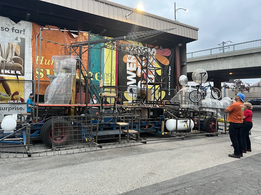 After a lovely 4 hours of sleep, I got up early to see the City of Burbank testing their Rose Parade float for this year.