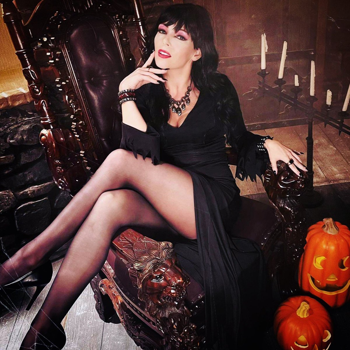 It’s officially spooky season! Happy October my fiends~ 🎃🖤🧡🖤😘
•
•
•
💄 @headkase_studios_llc 
📸 @marcelwalz_official 
🖤 @wolfpackstudiosllc 
#october #halloweenmonth #spookyseason #besttimeoftheyear #elvira #love #pumpkins #halloweenspirit #sexy #spooky