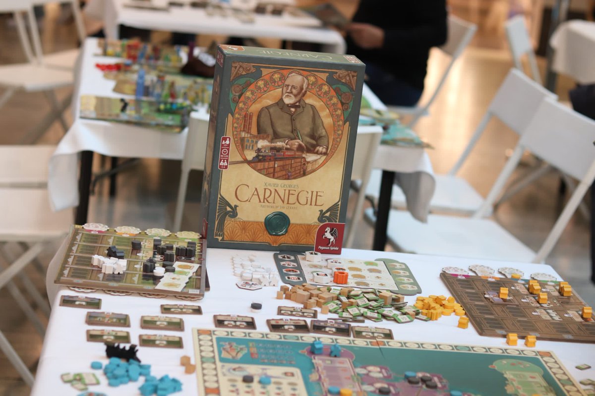bretterlate's tweet photo. #SalzburgerSpieletage mit @BgameBallerina
#Carnegie - komplexes Eurogame mit interessanter Worker Movement Mechanik.
#Sagrada - ganz nett
#FlipperMania - sehr thematisches, leider langatmiges RnW
#SavannahPark - avanciert zum Dauerbrenner https://t.co/2zQjLwnxcd