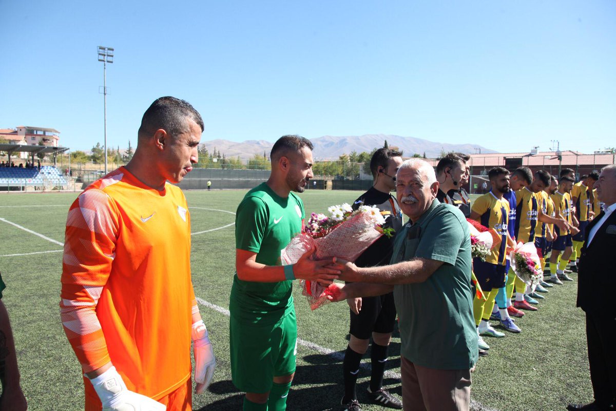 Malatya ASKf Baş.Seyfullah Özdemir  Yönetim kurulu üyeleri ve TFF Bölge müdüru <a href="/isilayc/">ışılayKEBABCIOĞLU Çalışkan</a> katılımı ile  Bal Ligi  açılış müsabakasi öncesinde Takımlarımıza ve Müsabaka hakemlerine çiçek taktim edildi. Başkanımız <a href="/seyfullahzdemi6/">seyfullah özdemir</a> "Ligimiz tüm spor camiasina hayırlı olsun "