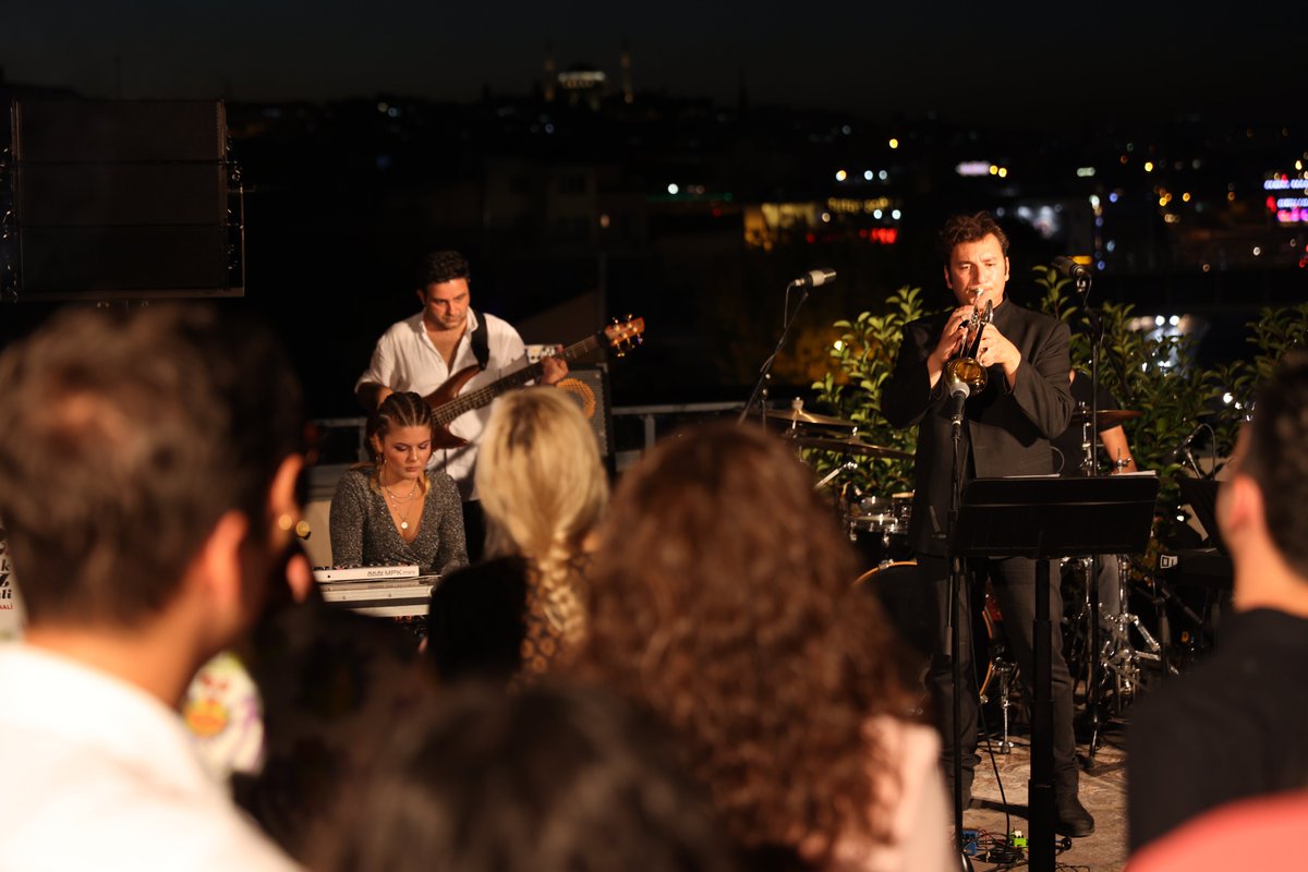 CoBACWorkspace's tweet photo. Güzel bir günü geride bıraktık ama müzik hep hatıralarımızda kalacak. 🤩🎶 32. Akbank Caz Festivali’nde CoBAC’te sahne alan @SercanDebelec ve misafirlerimize teşekkür ediyoruz. 😊 https://t.co/GGGgWE6WvN