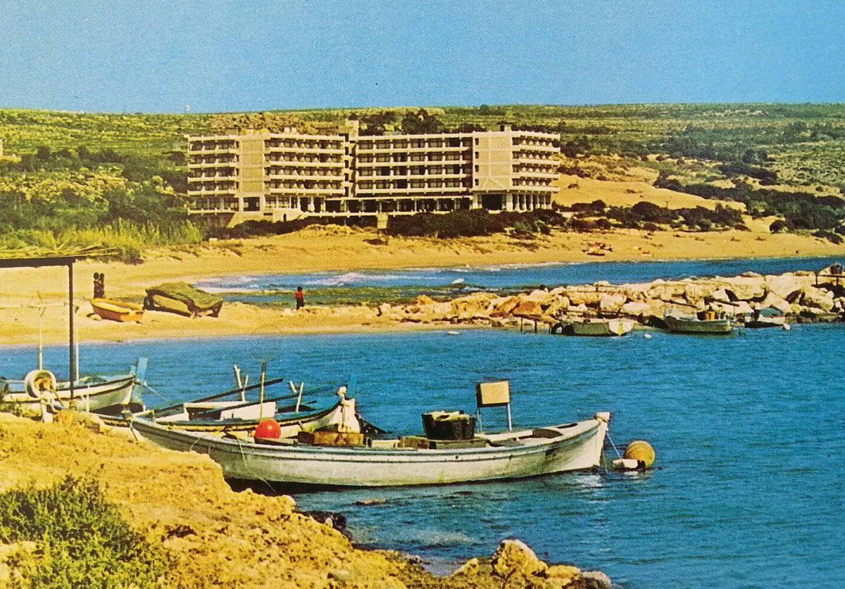 Blueyonetwo's tweet photo. Grecian Bay Hotel, #AyiaNapa/Were the natural colour distorted in these old postcards?/ Or was everything tinted yellow those days?/ #Cyprus/ #Ayanapa'nin Grecian Bay Oteli/ Sanki her yerde sari bir ton agir basiyordu o zamanlar..Renkli fotoggrafciligin ilk yillari herhalde/ https://t.co/9cCFYONZWB
