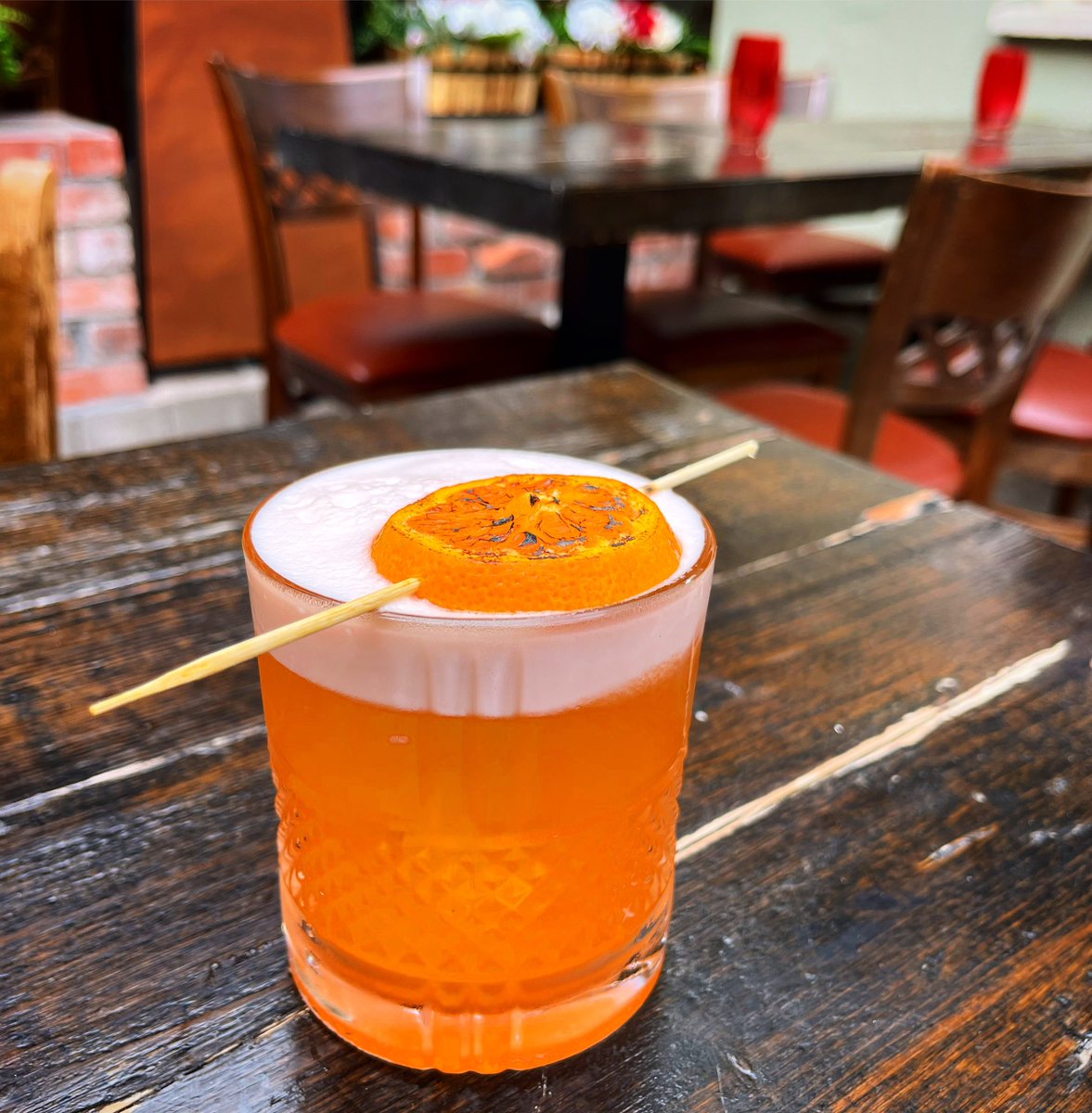 Buffalo_Boy_Ire's tweet photo. “Autumn Sour” 🍂 🍊 🥃 Cocktail of the Week - with 3 tangerine 🍊 segments
Aperol, Gin, Lemon juice 🍋 Honey syrup 🍯 & Egg White 🥚
#buffaloboysteakhouse #carrickonshannon #leitrim #tasteofleitrim #rivershannon #shannonriver #cocktailoftheweek #wildatlanticway #carrickcraft https://t.co/bvoRZHtFIo