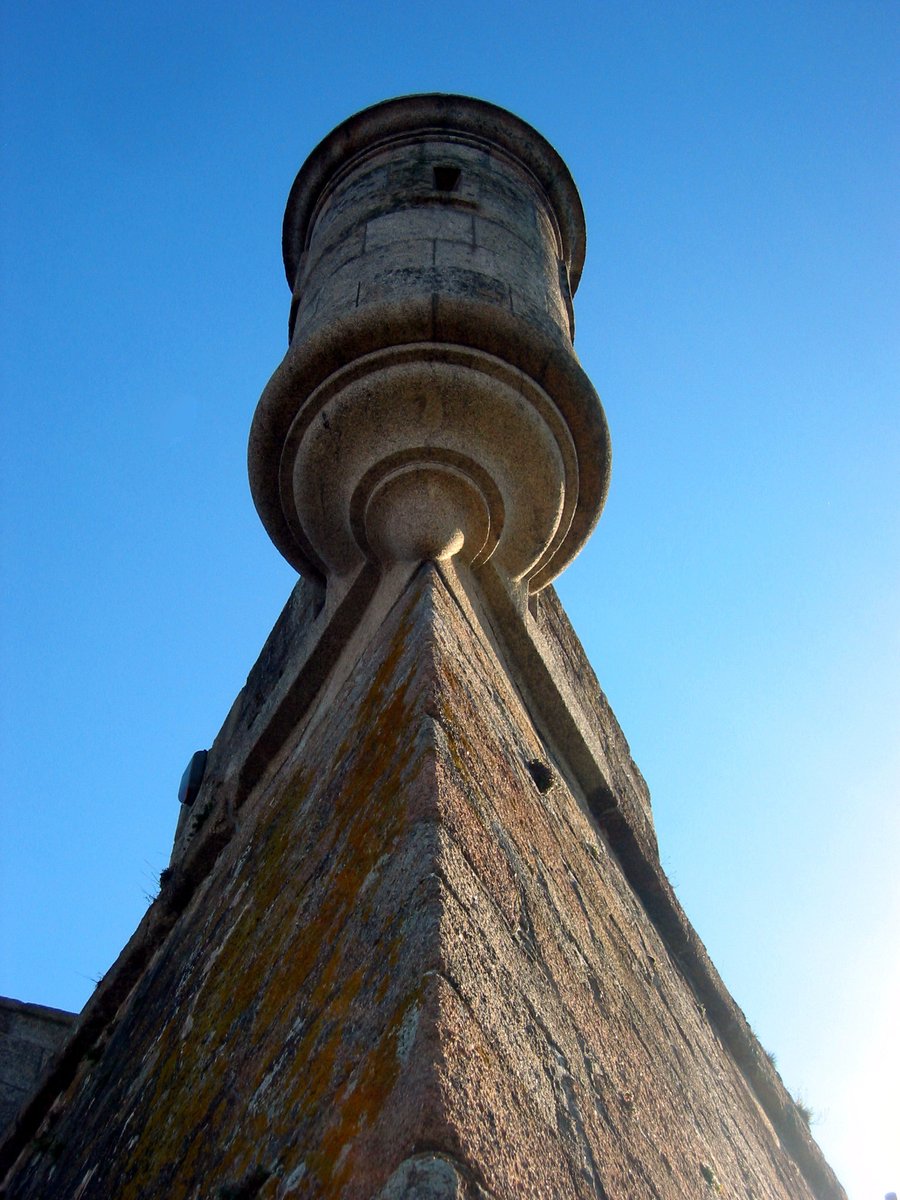 It's the season for ghosts: I enjoy writing about #haunted places, such as this #castle, purported to be the most haunted in all of #Ireland: pmterrell.com/wp/2017/09/18/… #paranormal #ghost #Gaelic