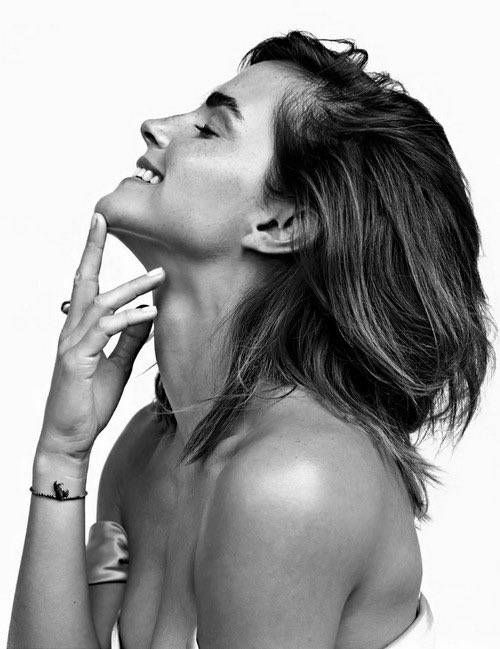 iheartewatson's tweet photo. More photos of Emma Watson photographed by Bartek Szmigulski for Wonderland Magazine (Autumn/Fall 2022) have been added to our gallery https://t.co/jfvGBKauPp https://t.co/nNxDOuImq8