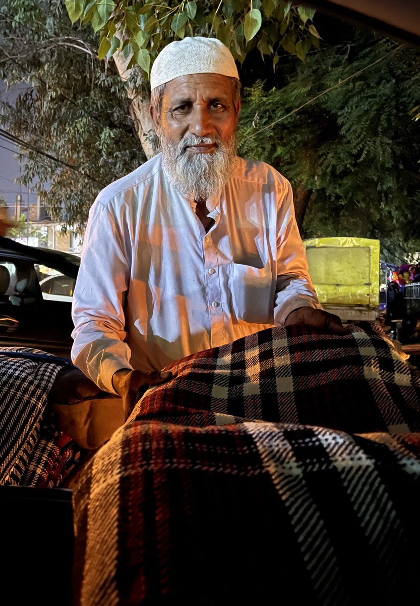 This uncle in Ghalib Market Gulberg (Lahore) is selling really nice hand woven blankets. Two blankets for Rs 2000 only. He was genuinely so nice and sweet too. Rt for visibility.