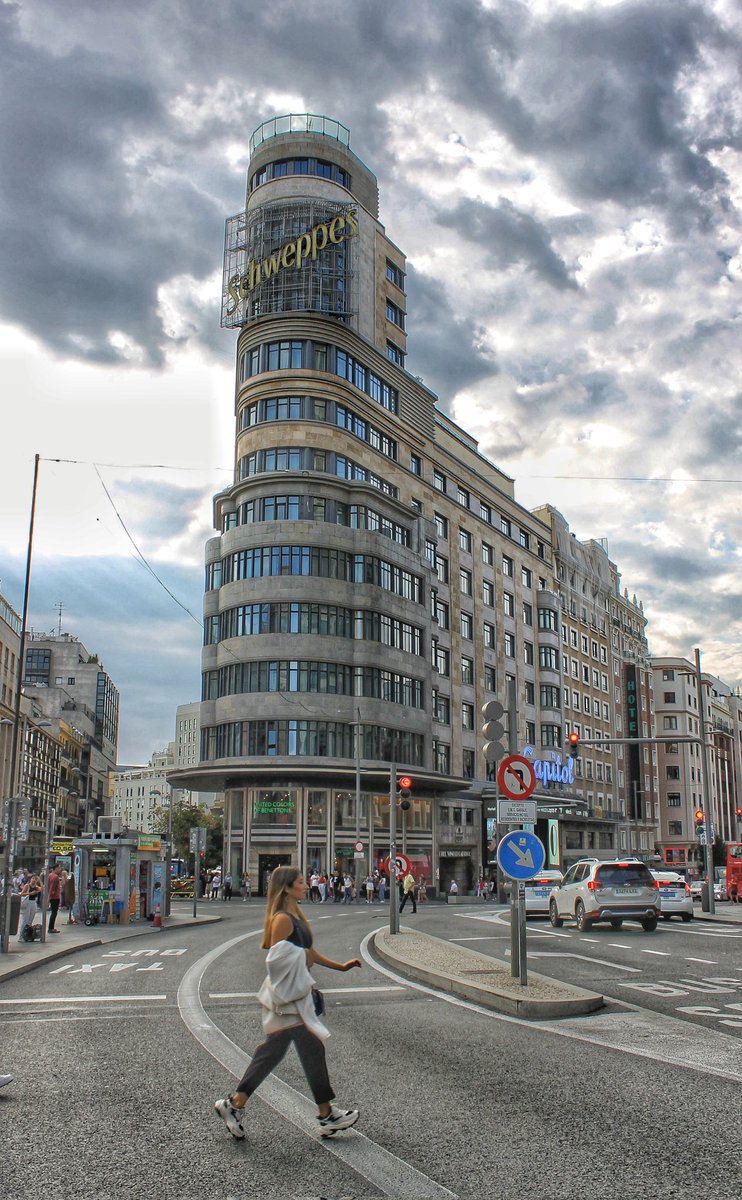 ManuelRevilla57's tweet photo. A por el sábado en #Madrid
#GranVia #EdificioCapitol https://t.co/8dm521POHl