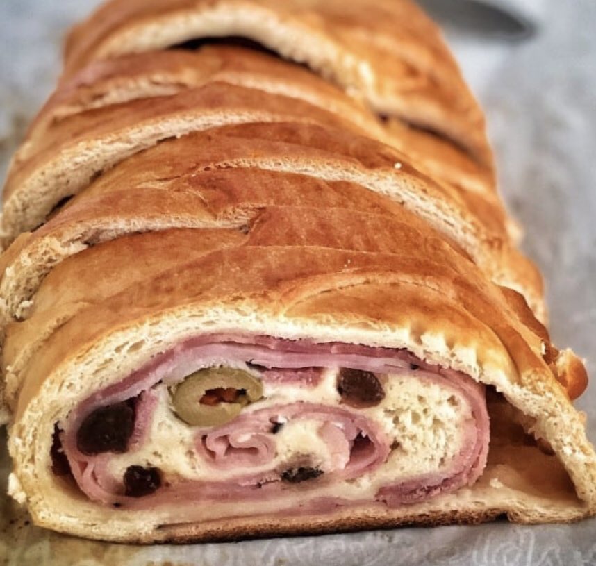 Pcandiluz's tweet photo. Desde Hoy Sábado arrancamos con nuestras Artesanales Hallacas, pan de Jamón, Plato Navideño. Para celebrarlo obsequiamos con cada almuerzo una copa de Vino “Listillo Español,Blanco o Tinto”,no te pierdas!. #platonavideño #hallaca #candiluz #vino #listillo #secomebien #saborcasero https://t.co/JUcmMTmz4R