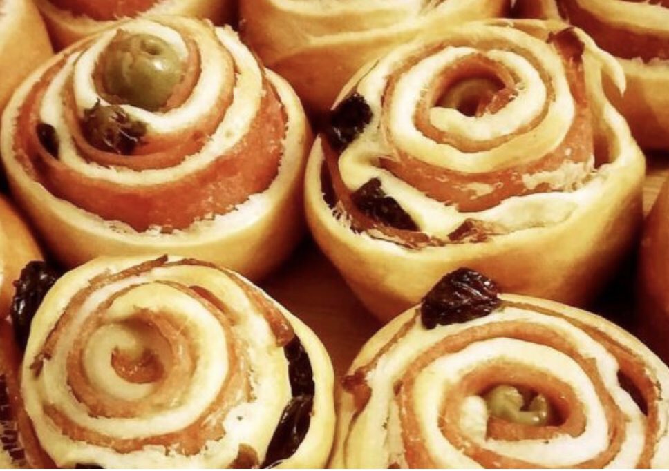 Pcandiluz's tweet photo. Desde Hoy Sábado arrancamos con nuestras Artesanales Hallacas, pan de Jamón, Plato Navideño. Para celebrarlo obsequiamos con cada almuerzo una copa de Vino “Listillo Español,Blanco o Tinto”,no te pierdas!. #platonavideño #hallaca #candiluz #vino #listillo #secomebien #saborcasero https://t.co/JUcmMTmz4R