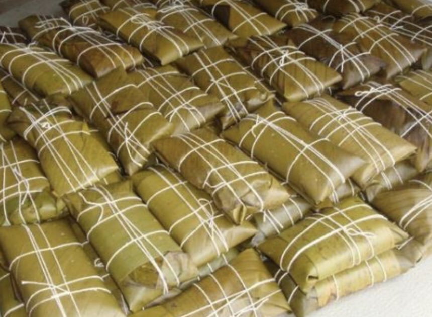Pcandiluz's tweet photo. Desde Hoy Sábado arrancamos con nuestras Artesanales Hallacas, pan de Jamón, Plato Navideño. Para celebrarlo obsequiamos con cada almuerzo una copa de Vino “Listillo Español,Blanco o Tinto”,no te pierdas!. #platonavideño #hallaca #candiluz #vino #listillo #secomebien #saborcasero https://t.co/JUcmMTmz4R
