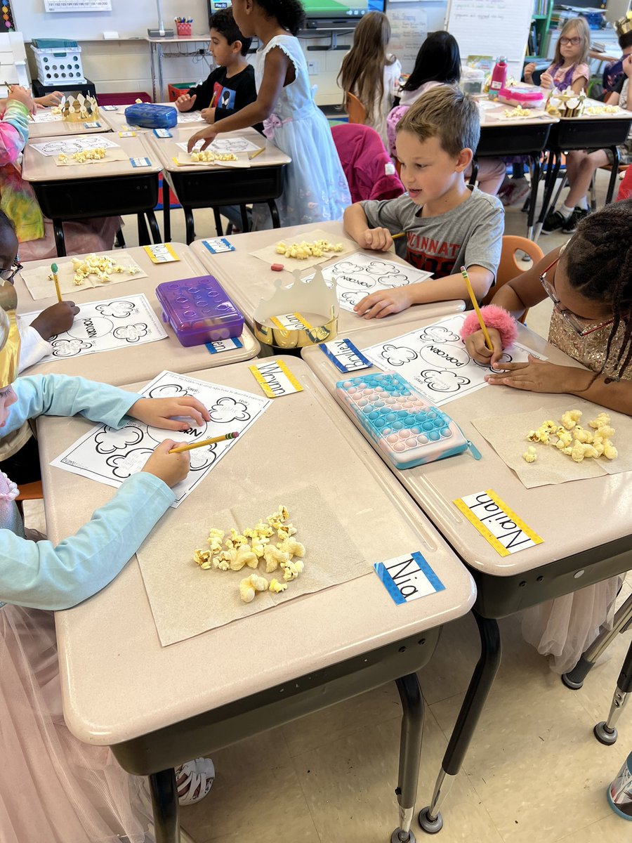 KimPCastator's tweet photo. Literacy &amp; Science… using our 5 senses to observe and discuss the science behind what causes popcorn to pop! Predicting, exploring, collaborating and recording data with adjectives! https://t.co/tWB1j21YIN