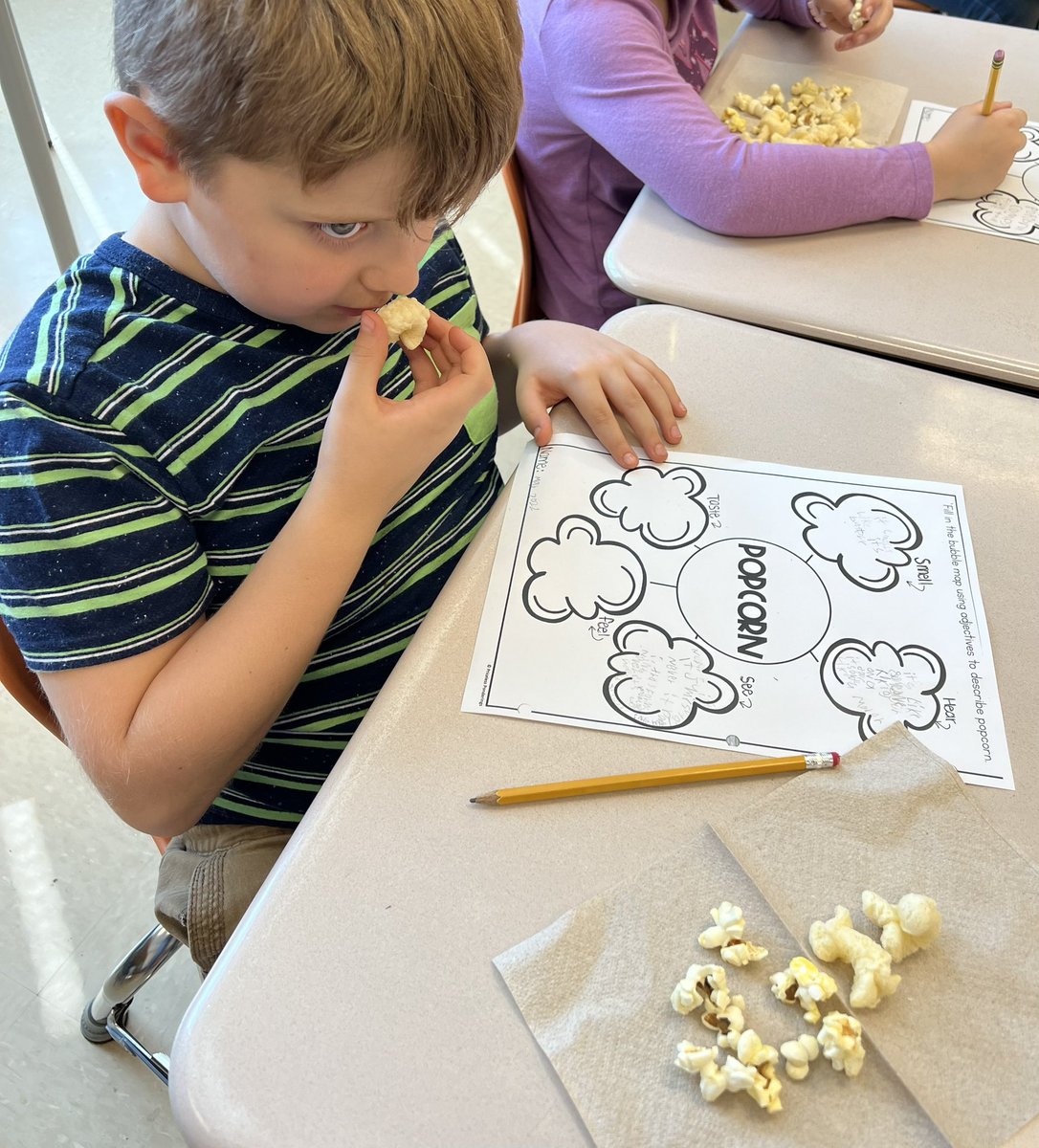 KimPCastator's tweet photo. Literacy &amp; Science… using our 5 senses to observe and discuss the science behind what causes popcorn to pop! Predicting, exploring, collaborating and recording data with adjectives! https://t.co/tWB1j21YIN