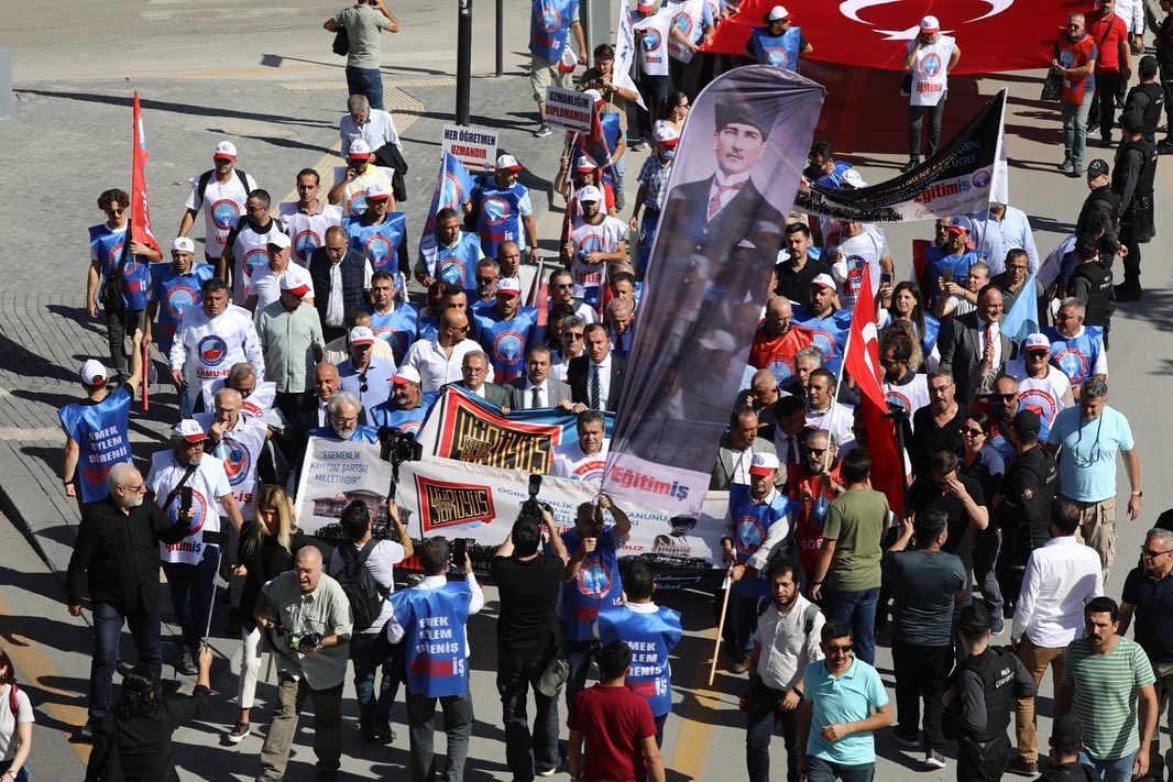ONBİNLERCE ÜYEMİZ İLE BAŞÖĞRETMENİMİZ ATATÜRK’E YÜRÜDÜK

egitimis.org.tr/guncel/sendika… #buyukyuruyus