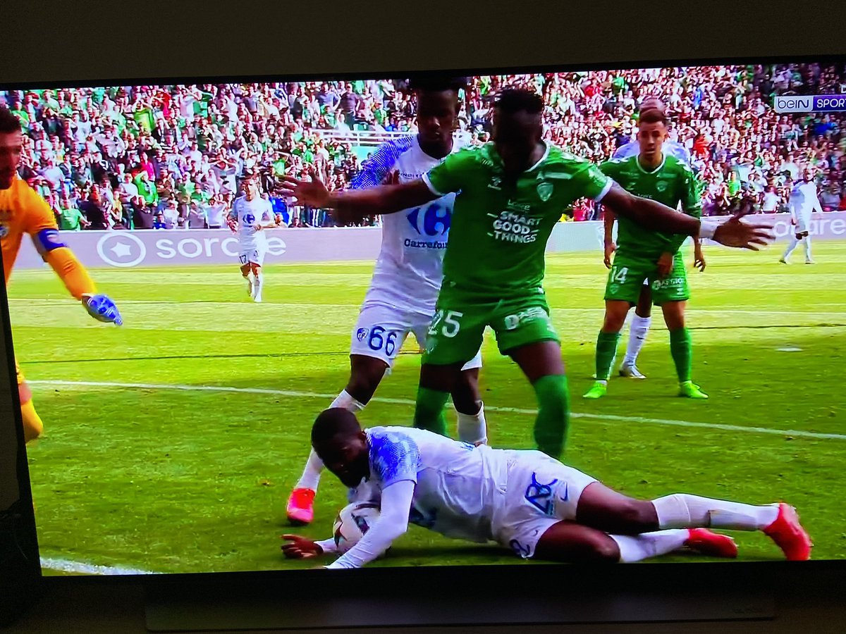 MaximeHerault's tweet photo. Et l’a y’a pas peno ? #ASSEGF38 

(On parlera pas de la faute sur Monconduit sur le corner qui amène le but grenoblois juste après…) https://t.co/0hw4I3HBBG