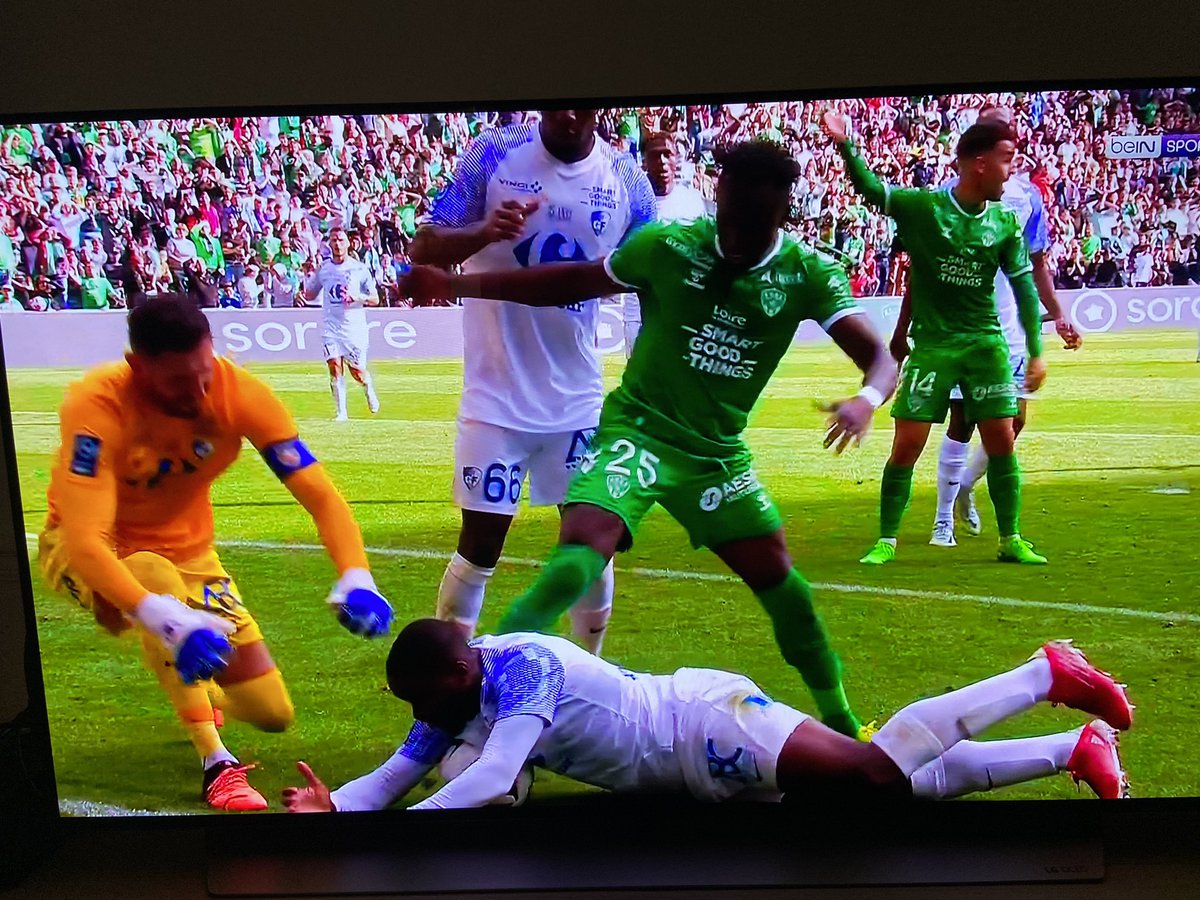 MaximeHerault's tweet photo. Et l’a y’a pas peno ? #ASSEGF38 

(On parlera pas de la faute sur Monconduit sur le corner qui amène le but grenoblois juste après…) https://t.co/0hw4I3HBBG