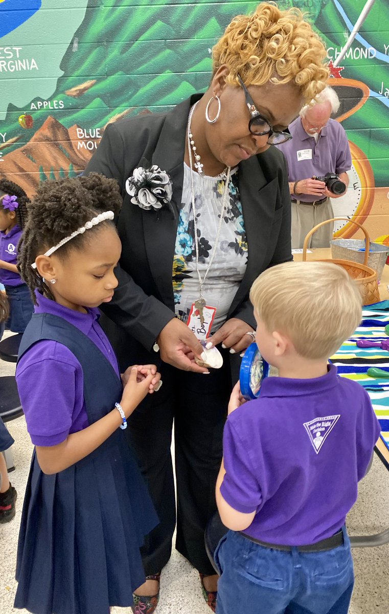 marietculver's tweet photo. Exploring together #DiscoveryDaysSeatack #EmergingScholarsSeatack @SeatackDream @vbschools @VBTitleI @VBGifted #PatternShapeDay #1stgrade 💙💚💙💚 https://t.co/FZpoftMy2Q