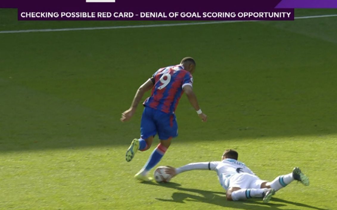 talkSPORT's tweet photo. Is Thiago Silva lucky not to have been sent off for this? 🤔 #CRYCHE https://t.co/qR1Vuj50ZK