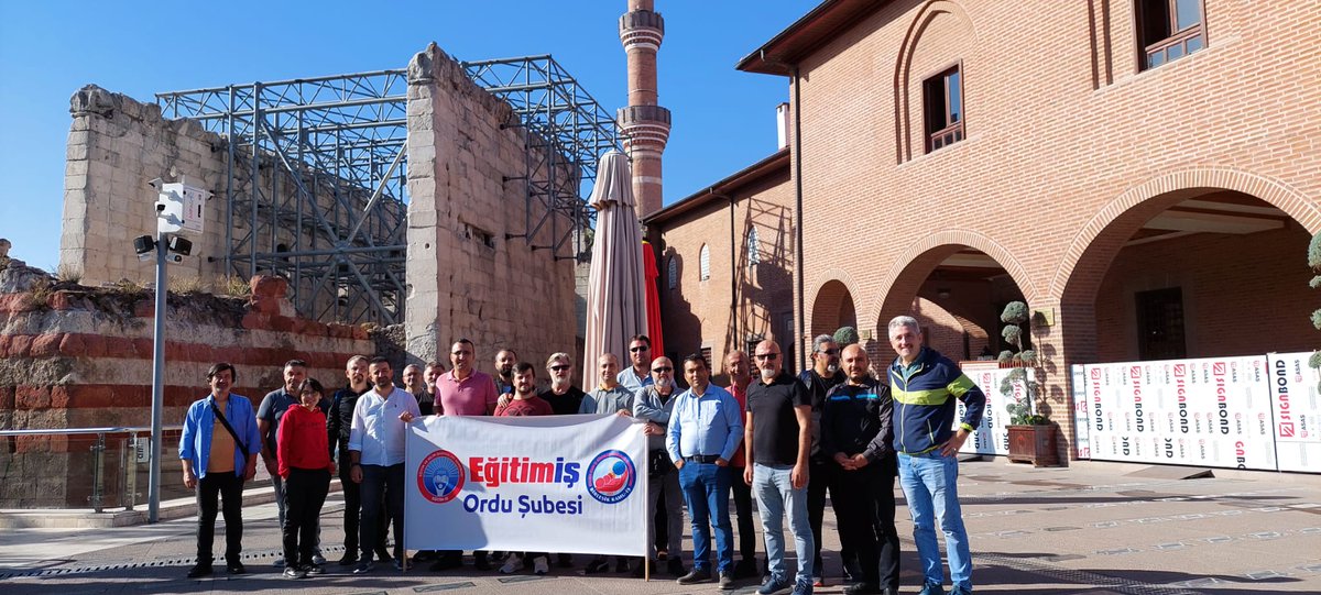muratturhan52's tweet photo. #öğretmenlersahada
#BuyukYuruyus 
Başöğretmenimizin huzurundayız.
@egitimis @kademozbay_ 
#omktekrarmeclise
#öğretmenesaygı https://t.co/sArxOyf68m