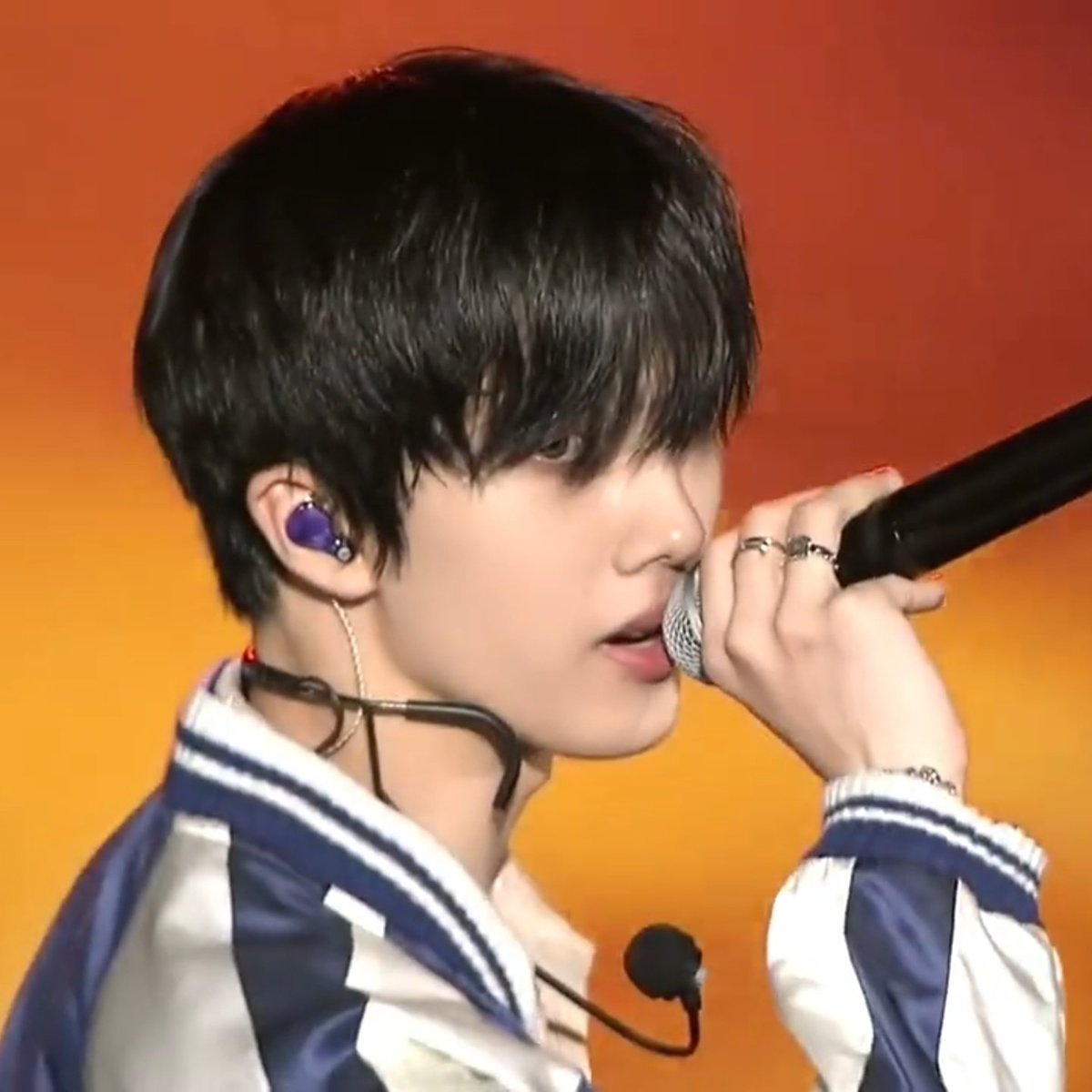 idontthinking's tweet image. 얘들아 성왼이 진짜 미친것같ㄷㅏ...
형형한 삼백안에 내려온 검정머리에 굵은 손에 쥔 마이크까지...