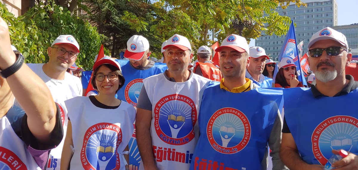 muratturhan52's tweet photo. #öğretmenlersahada
#BuyukYuruyus 
Başöğretmenimizin huzurundayız.
@egitimis @kademozbay_ 
#omktekrarmeclise
#öğretmenesaygı https://t.co/sArxOyf68m
