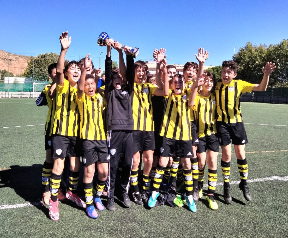 *TORNEO INFANTIL <a href="/VillegasCD/">La Ribera</a> *

🏆 CAMPEONES

Gran Torneo de nuestros chicos del 1ª Infantil imponiéndose en la Final por 3-0 a la <a href="/SDLogrones/">SD Logroñés</a> 'A'.

Enhorabuena chicos y gracias al <a href="/VillegasCD/">La Ribera</a> por la invitación.

#SomosLaurus🐝
#SomosCantera