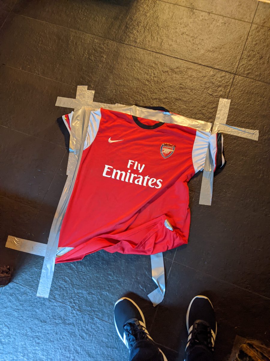 MrSidG's tweet photo. @YankeeGunner The #Toronto #Spurs Fans had this taped to the floor for the game at @ScotlandYardTO .. they are wiping their tears now #stillshit #coyg #canadiangooner @Tottehamhotspur https://t.co/aNZH2Kv7HX