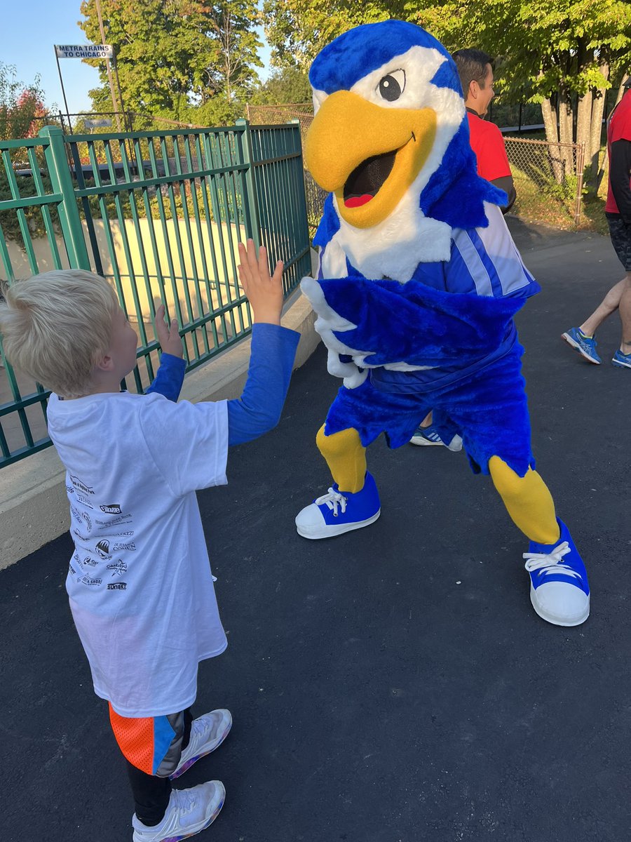 MrBuss9's tweet photo. So much fun at the #FUNdRun2022! And a 1st place finish for the littlest Buss! So wonderful to be out for a fun and happy community event. #112leads https://t.co/k0j9t8PX8H