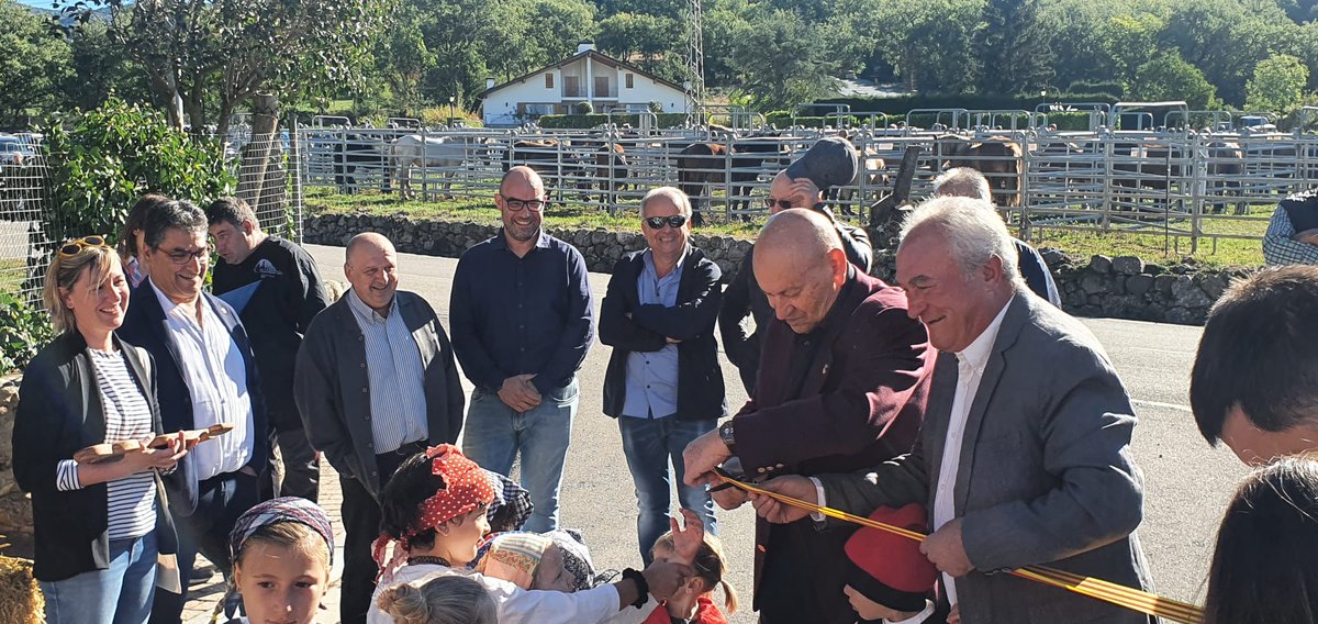 ERCPallarsJussa's tweet photo. 📌 Aquest matí hem assistit a la inauguració de la Fira #Ramadera 🐑🐄🐐de la #PobletadeBellveí.
📢El president de la regional de l'Alt Pirineu, el diputat Antoni Flores i el director dels ST d'Educació, Ramon Jordana ens hi han acompanyat.
#AlCostatDeLaGent
#AltPirineuiAran https://t.co/JHe4uXpTaw