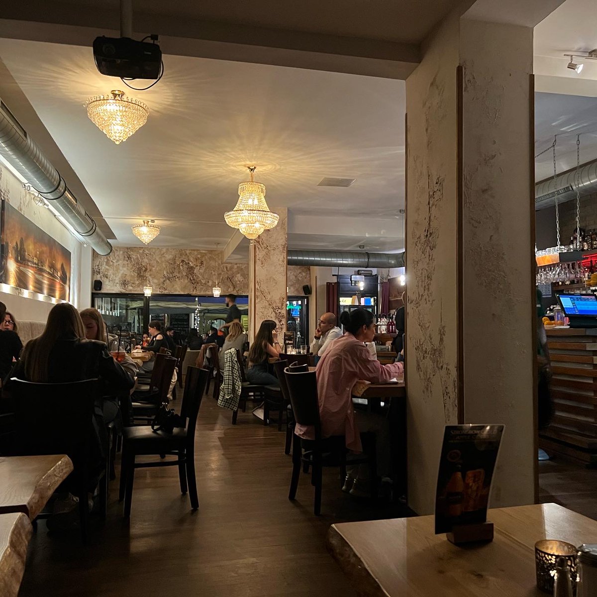 BiFriendsHH's tweet photo. Stammtisch Bi &amp; Friends HH ist jedenfalls dieses Jahr am 1. SA im Monat immer ab 19 Uhr im Chakra, Susannenstr. 11, Nähe S-Bahn Sternschanze.

Gerne mit Anmeldung, falls möglich.

Barrrierefreiheit: eine kleine Stufe, WC ebenerdig, aber eng, nicht din-genormt.

#bifriendshh https://t.co/HBPayENRWw