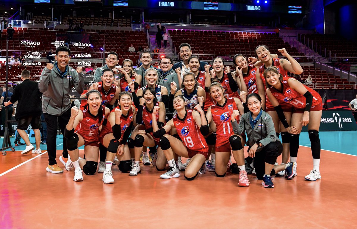 thavolleyball's tweet photo. BREAKING: ทีมไทยขึ้นมายืนอันดับ 1 ของตารางกลุ่ม B ชั่วคราว โดยรอผลคู่โปแลนด์และตุรกีที่การันตีแน่นอนว่าใครชนะจะขึ้นมาอันดับ 1 แทน ด้านทีมไทยการันตีเข้ารอบด้วยอันดับ 2 ของตารางอย่างแน่นอนโดยร่วมสายกับกลุ่ม C ต่อไป
WE DID IT!!!!

_____
#WWCH2022 | #วอลเลย์บอลหญิง
#วอลเลย์บอลหญิงไทย https://t.co/q96WxegfBr