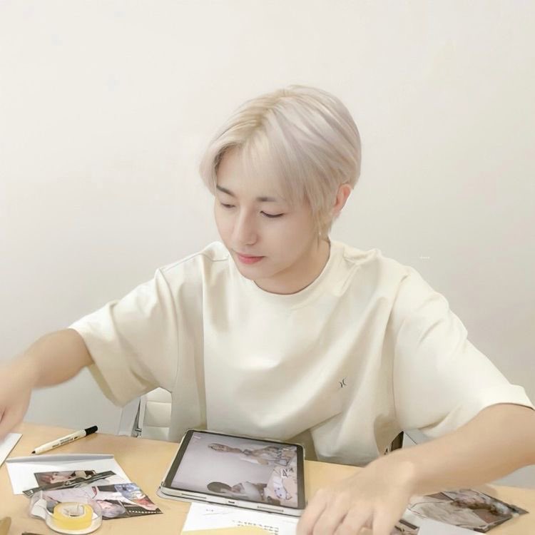 1975sob's tweet photo. "dua anak aja kayanya ga cukup buat kamu ya? ini kamu aja yang ngelahirin" said the one whose gave a birth to our babies. https://t.co/nHg2lTuFub