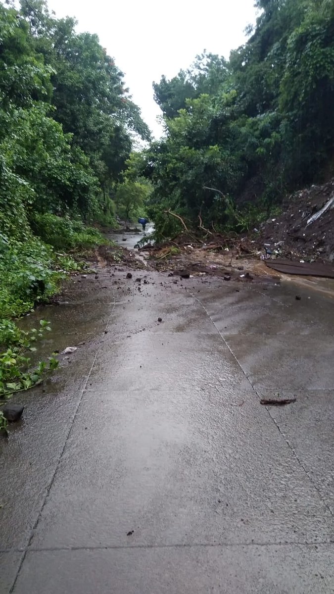 Árbol caído obstruye vía en Comarca Las Viudas a consecuencia de las lluvias persistentes ⛈️ en breve autoridades Municipales despejarán la vía 
#Nicaragua 
#PatriaBenditaYLibre 
#ManaguaSandinista

<a href="/alcaldia_mga/">Alcaldía de Managua</a> <a href="/Plomo19792/">PLOMO1979</a> <a href="/Atego16/">@🅰🆃🅴🅶🅾 🇳🇮</a> <a href="/Coloniamiguelb1/">ColoniaMiguelBonilla</a> <a href="/CTiscapa/">Comunicación Villa Tiscapa</a> <a href="/SinOrgaNoHayAcc/">UVE Miguel Bonilla</a>
