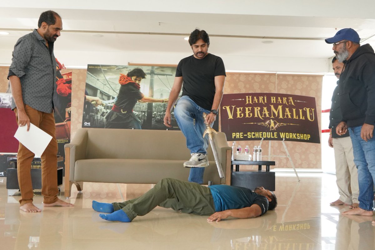 Prabhuchand2501's tweet photo. Simple gaa tshirt &jeans yesi social media ni mantekkistunnav gaa annaa......🤩💥🔥
@PawanKalyan
@HHVMFilm @JanaSenaParty
#HariHaraVeeraMallu #Pawankalyan #HHVM #janasenani #newclicks https://t.co/Nxx00lzidF