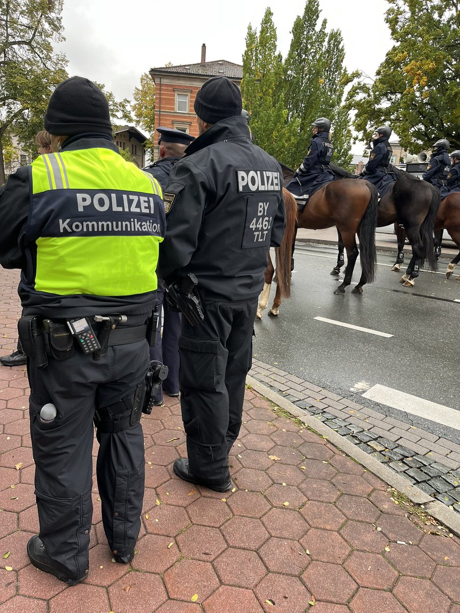 PolizeiOFR's tweet photo. 16.42 Uhr #btdd

Unsere Kolleginnen und Kollegen begleiteten die Dresdner Gäste vom Stadion zurück zum #Bahnhof. Wir sorgen auch hier für eure Sicherheit. #bayreuth https://t.co/lszj5HqW63