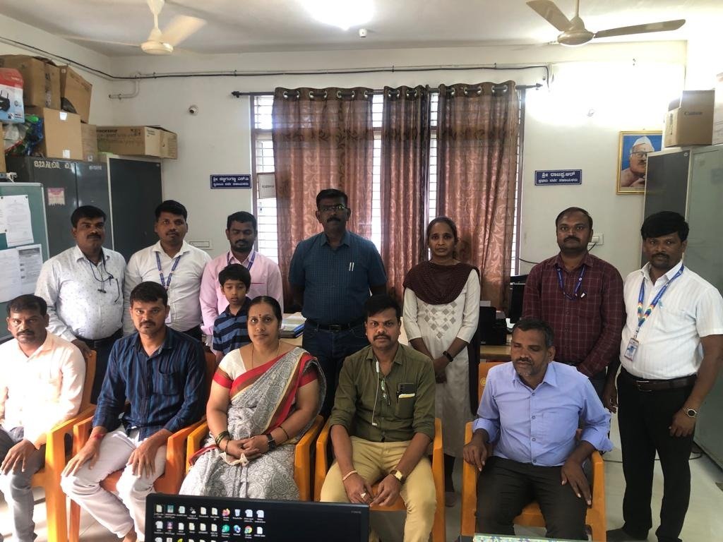 ದಿನಾಂಕ 01-10-2022 ರಂದು ಸರ್ಕಾರದ ಕಾರ್ಯದರ್ಶಿ, ಅಲ್ಪಸಂಖ್ಯಾತರ ಕಲ್ಯಾಣ ಇಲಾಖೆ, ಶ್ರೀ. ಪಿ ಮಣಿವಣ್ಣನ್, ಭಾ ಆ ಸೆ ರವರು ಚಿತ್ರದುರ್ಗ ಜಿಲ್ಲೆಯ ಜಿಲ್ಲಾ ಅಲ್ಪಸಂಖ್ಯಾತರ ಕಲ್ಯಾಣ ಇಲಾಖೆ ಕಛೇರಿಗೆ ಭೇಟಿ ನೀಡಿ, ವಿದ್ಯಾರ್ಥಿವೇತನದ ಸಮಸ್ಯೆಗಳ ಕುರಿತು ಸೂಚನೆಗಳನ್ನು ನೀಡಿದರು.
<a href="/DOMGOK/">Department of Minority Welfare, Govt of Karnataka</a> and <a href="/SWDGok/">ಸಮಾಜ ಕಲ್ಯಾಣ ಇಲಾಖೆ</a>