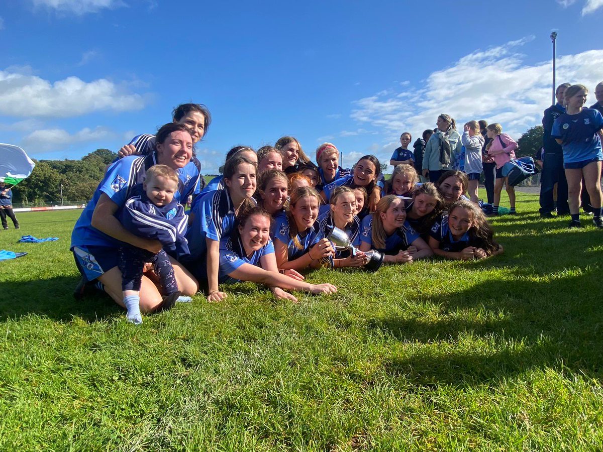 Valu Centre Junior B Champions 🏆🏆🏆

Full Time 
Lacken B: 5-9(24)
Lurgan B: 3-14(23)

Shoutout to captain Aine Crowe who lifted the cup and well done also to to our fantastic goalkeeper Sinead Kane who received player of the match!

#LackenAbú 

🇧🇼🇧🇼🇧🇼