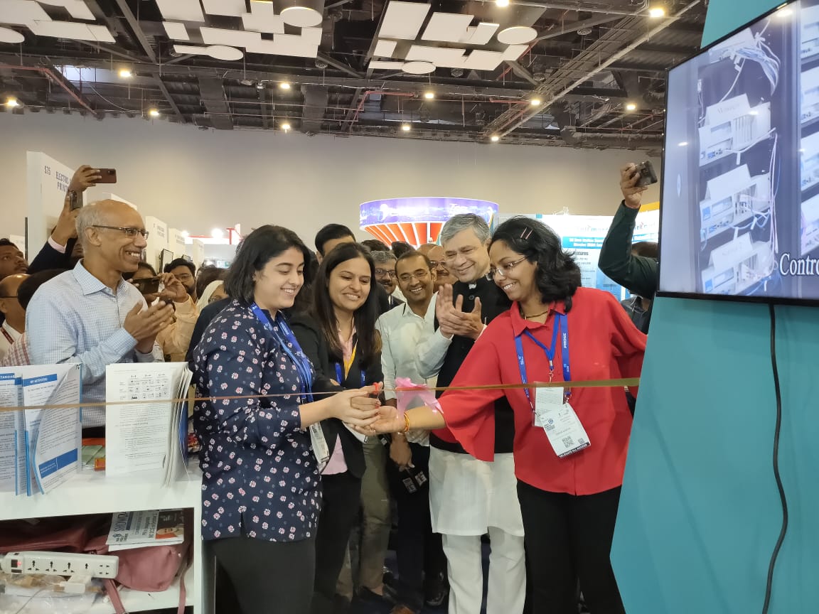 okaysammy23's tweet photo. #IMC2022 
Met Shri @AshwiniVaishnaw MOC,
@reliancegroup Akash Ambani
Mukesh Ambani , @STL_Tech Ankit Agarwal and other dignitaries. 
#5GIndia
#India https://t.co/17RwN68PHo
