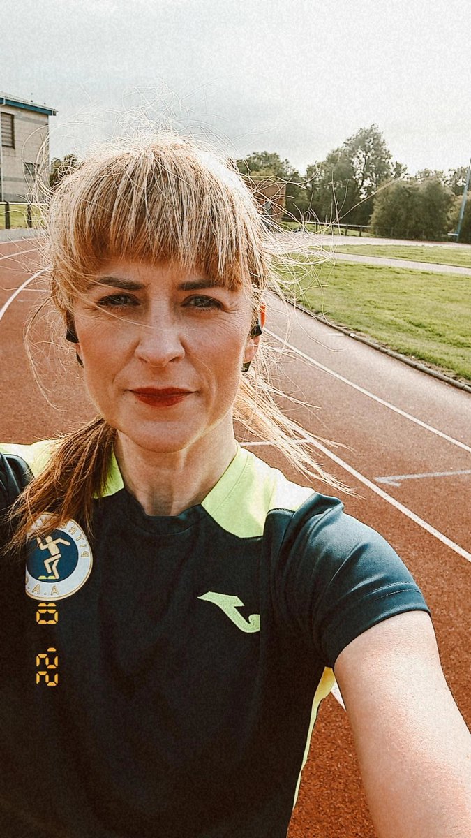 Eihsmackie's tweet photo. The sun came out for my last 400m #solotraining #mastersoneday #discipline #onestepatatime #trackandfield #mywellbeing https://t.co/LOKCZDmfzJ