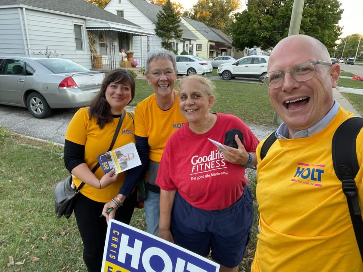 holtformayor's tweet photo. So exciting to have Windsor’s diaspora come from out of town to support Chris and the campaign! 🤩
Thanks for joining us from Toronto, @Sean_Hertel!
#HoltForMayor #YQG https://t.co/Y1XSBGSTi0