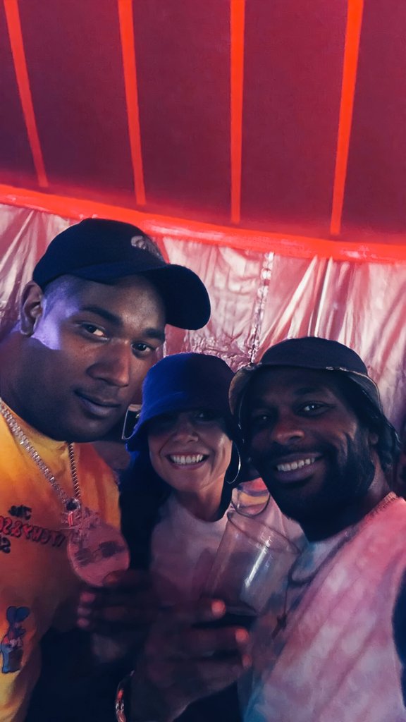 Pinky_Pinkos's tweet photo. Throwback 🔙🔙 to #Hifields Festival 🎪🎪 Summer vibes with these 2 https://t.co/7JKMsqVLXa