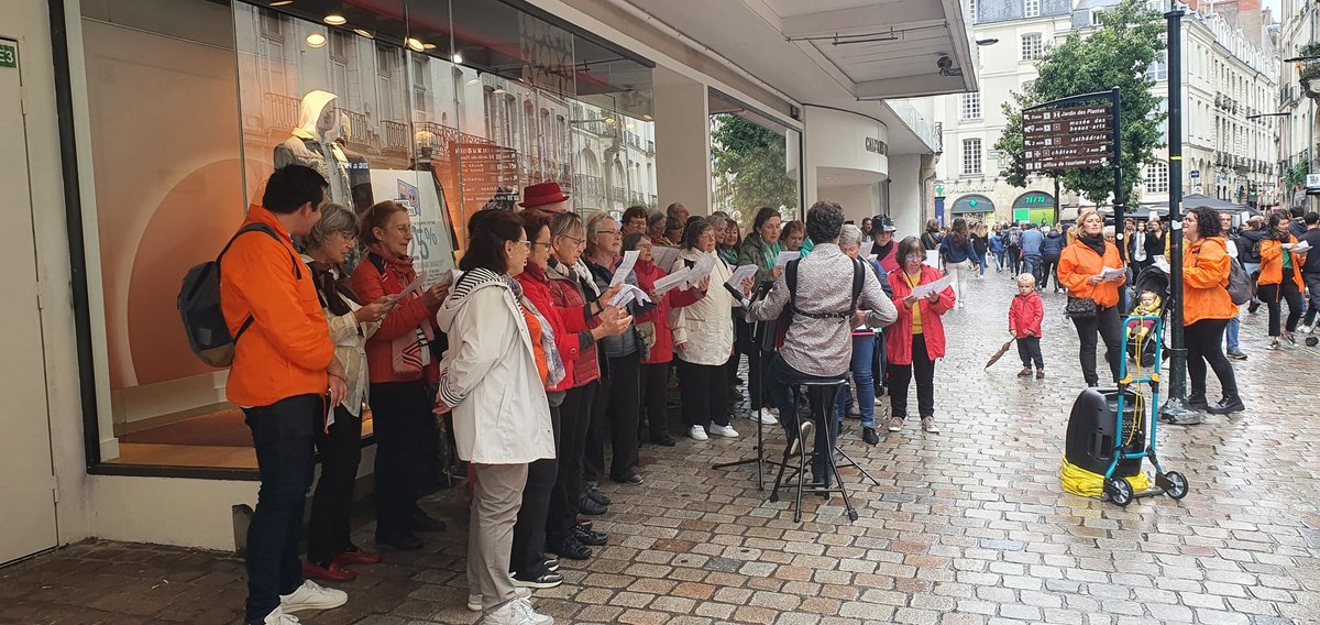 Leurs voix chassent la pluie <a href="/nantesfr/">Ville de Nantes</a> merci <a href="/ORPAN_nantes/">ORPAN, l'association des seniors nantais</a> bonne #JourneeInternationaleDesPersonnesAgees !