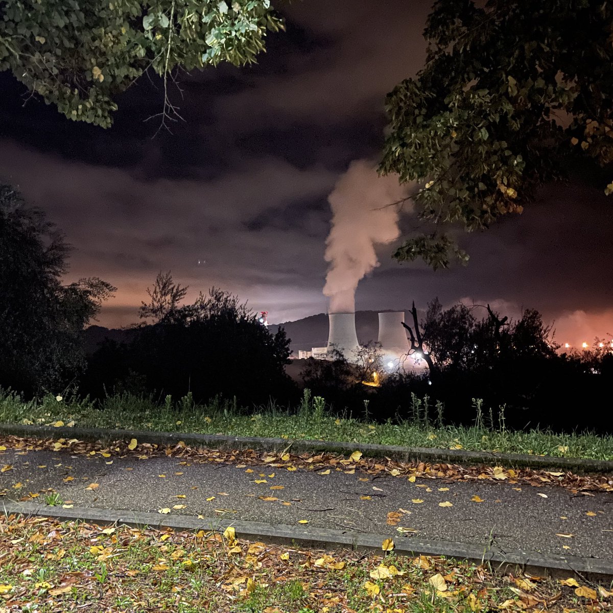 cartonimorti's tweet photo. A Cavriglia (Arezzo).

Tranquilli, non è nucleare, è a metano, vicino c’è anche il camino per la co2. https://t.co/X4JKEz6bJ4