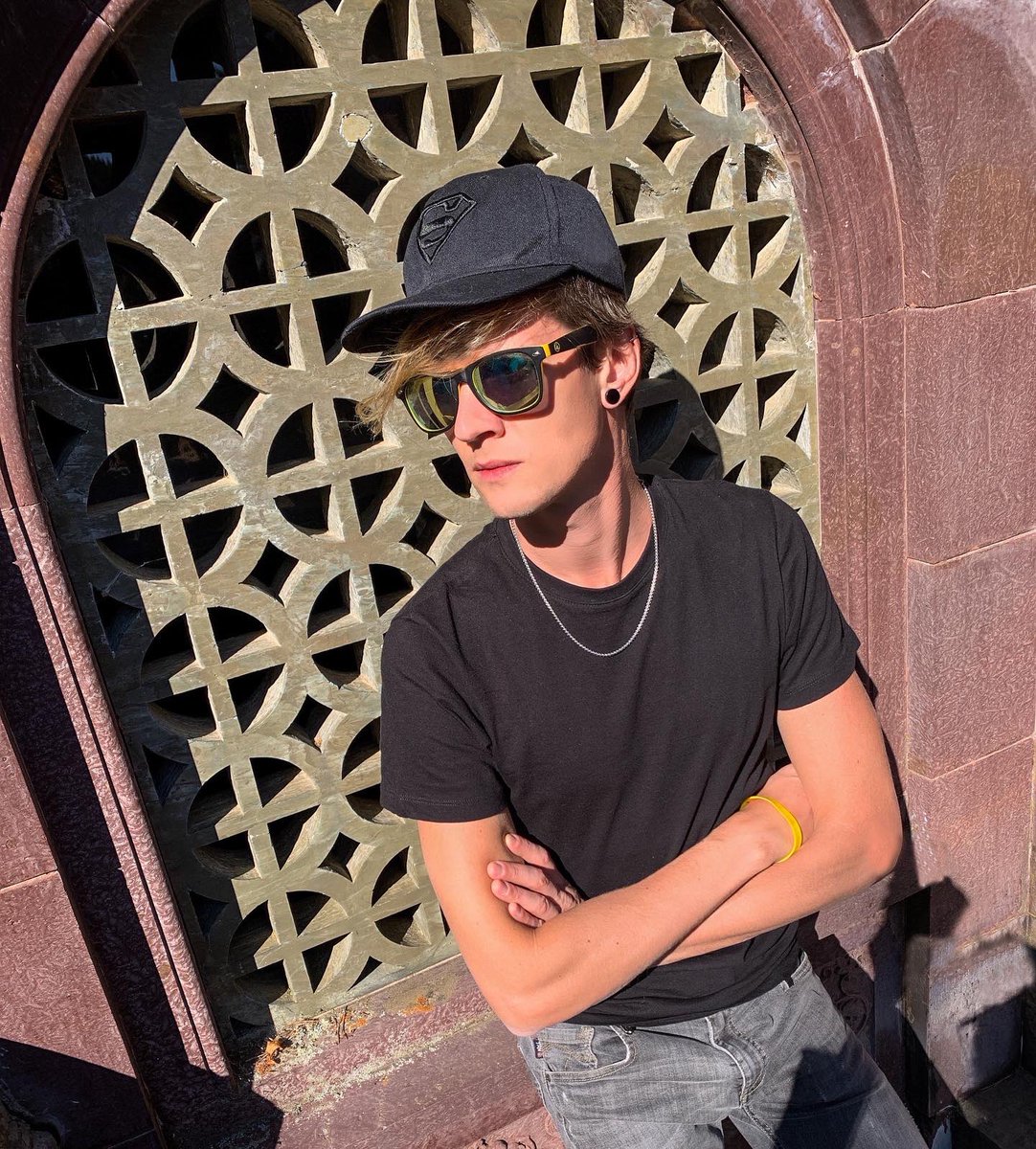 SilverOfficial's tweet photo. 1 Ottobre. L’aria è frizzante ma il sole sulla pelle spinge gli ultimi ricordi d’estate. Si sta come d’autunno… e tant’è! Però è weekend 😎

#weekend #sun #warm #summer #autunno #1ottobre #autumn #sunglasses #ottobre #boy #hat #black #tshirt #necklace #picoftheday https://t.co/S6rnwKApwV