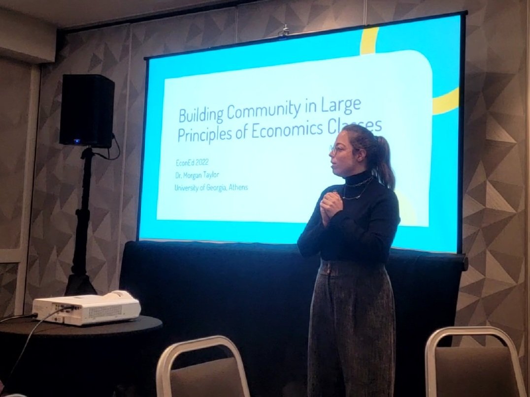 Wootenomics's tweet photo. Absolutely amazing talk from Morgan Taylor on ways to develop a learning community in large lectures. Her students at Georgia are very lucky to have her! #EconEd22 https://t.co/YQcp9im3gB