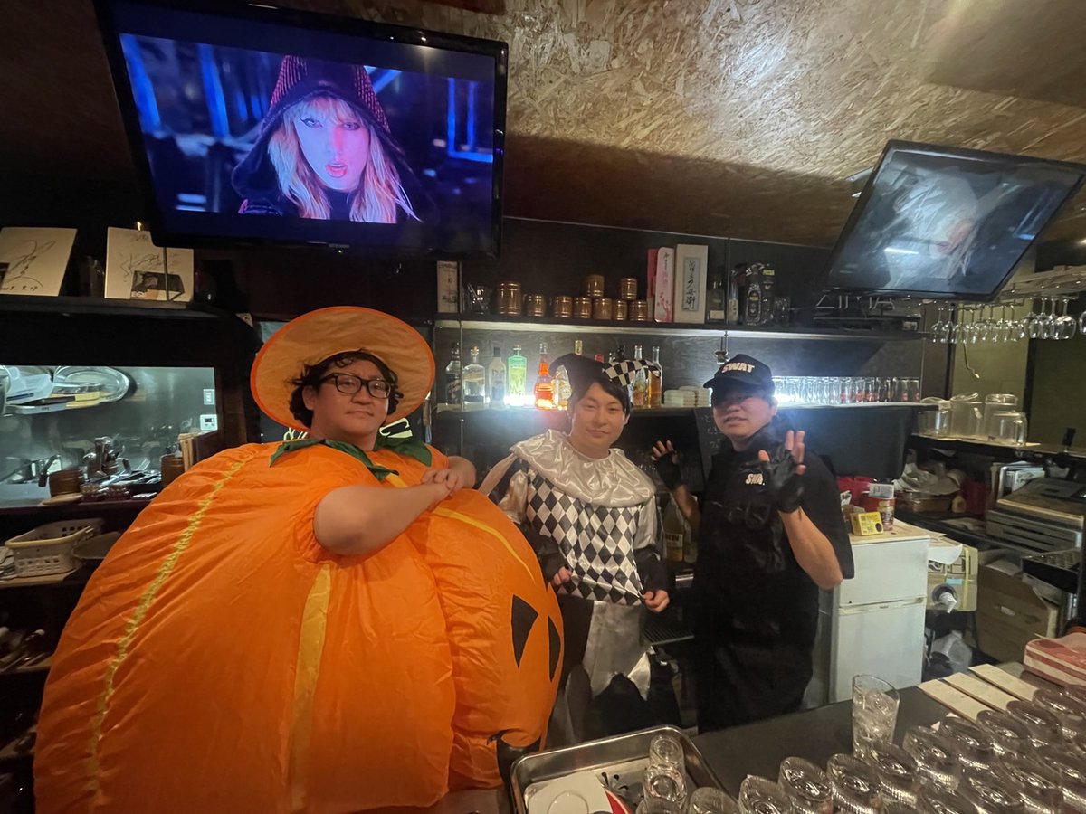 10月のスカイジョーカーは
毎日がハロウィンパーティー♪
つまり[毎日ハロウィン]ということで☺
スタッフはみんなコスプレで出勤♪
コスプレで来てくれたお客さんには何かサービスも始めようと思います😆
10月は、毎日ハロウィン一緒に楽しんで行きましょう🎃
#ハロウィン #コスプレ #スカイ